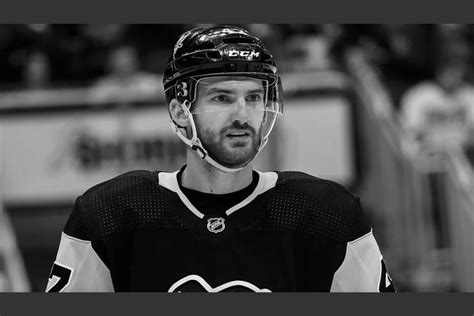 Policía investiga la muerte de Adam Johnson, jugador de hockey sobre hielo, tras “extraño accidente”